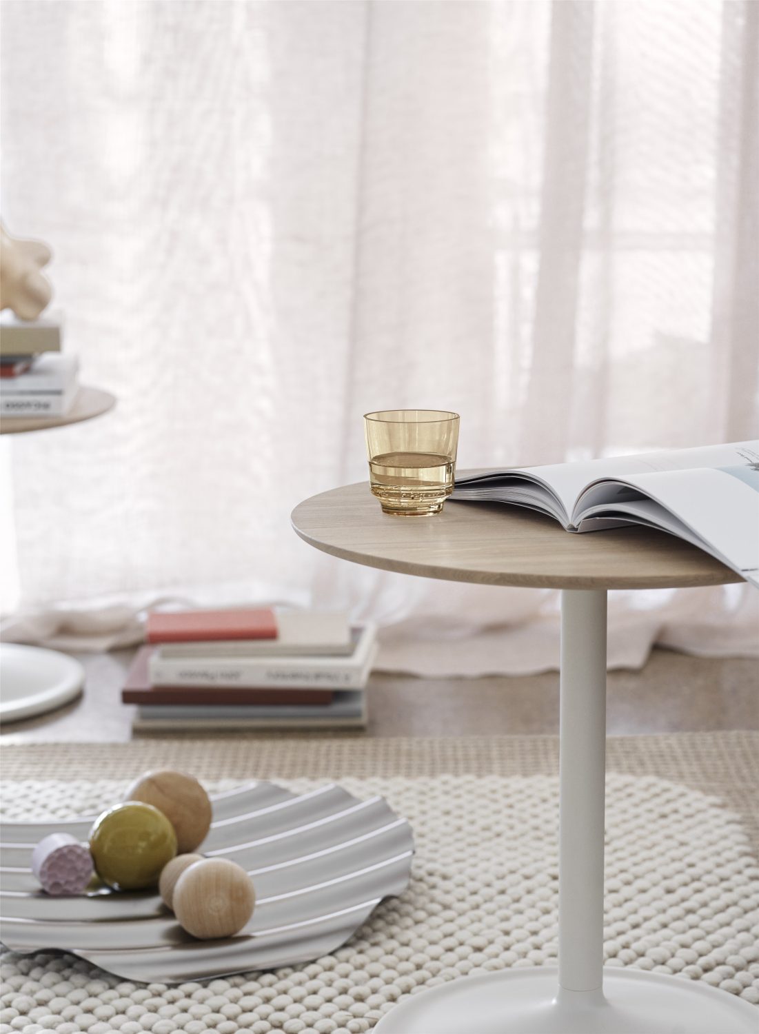 soft-side-O41-H48-solid-oak-off-white-wave-tray-raise-glass-ochre-pebble-pale-rose-muuto-org_(150)